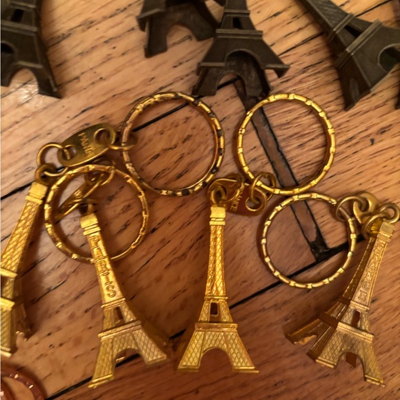 39 Eiffel Tower keychains - Picture 2 of 3